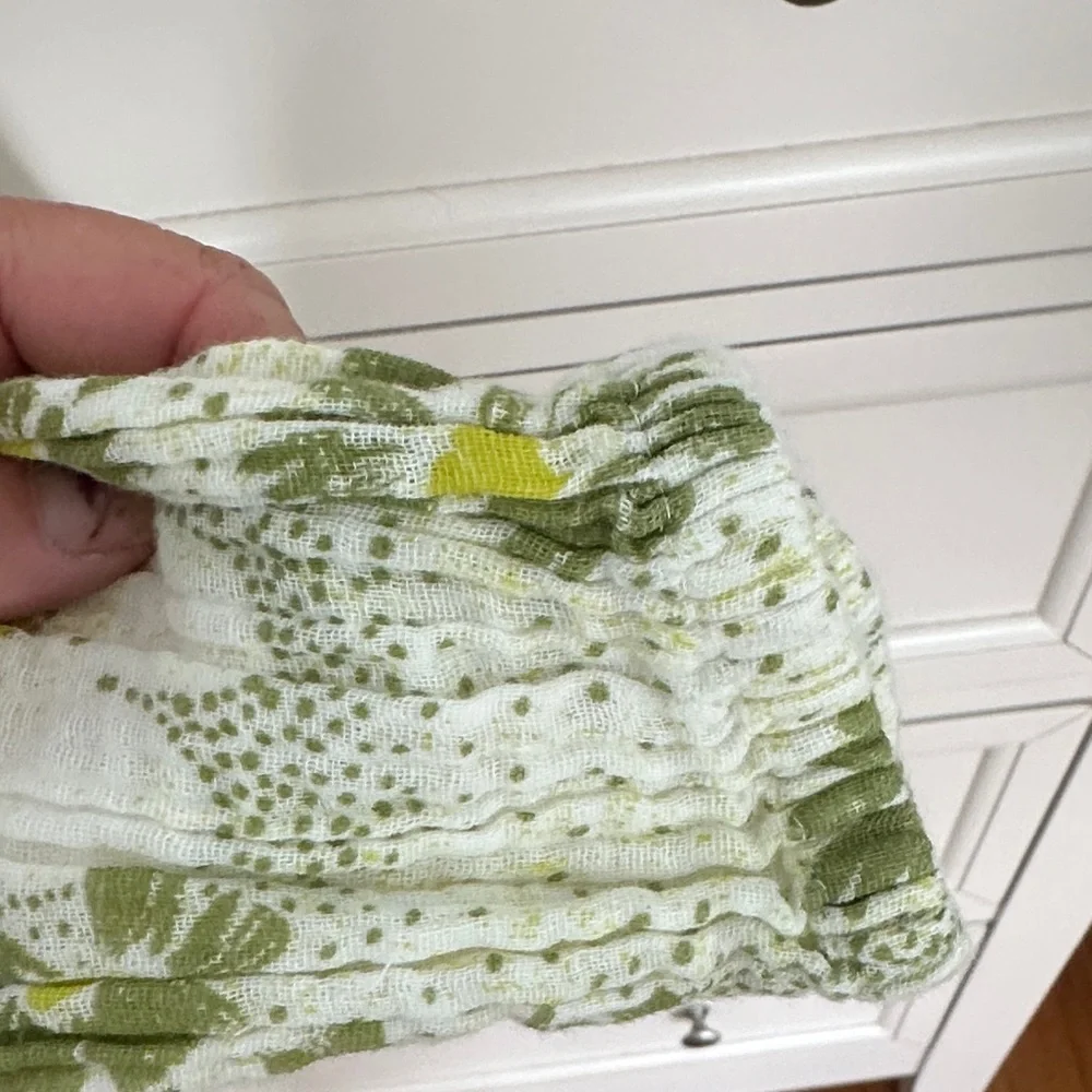 Like new Urban Outfitters Floral Green and White Women's Top - Picture 6 of 7